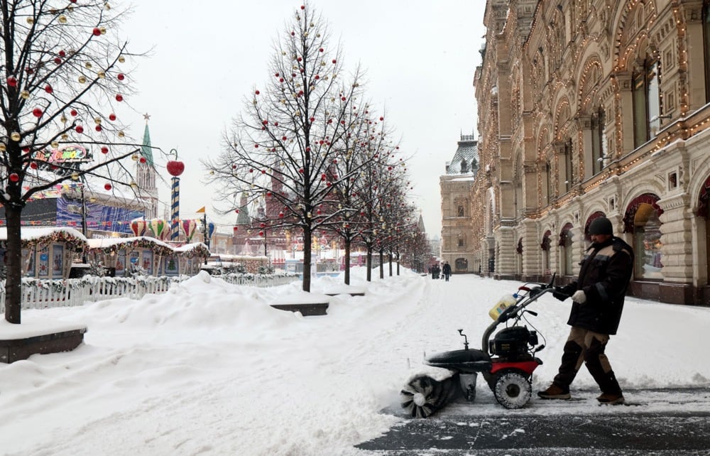 A municipal worker clears the snow-covered Red Square near the Kremlin during a snowy winter day in Moscow, Russia, 25 February 2026. Photo: EPA/MAXIM SHIPENKOV