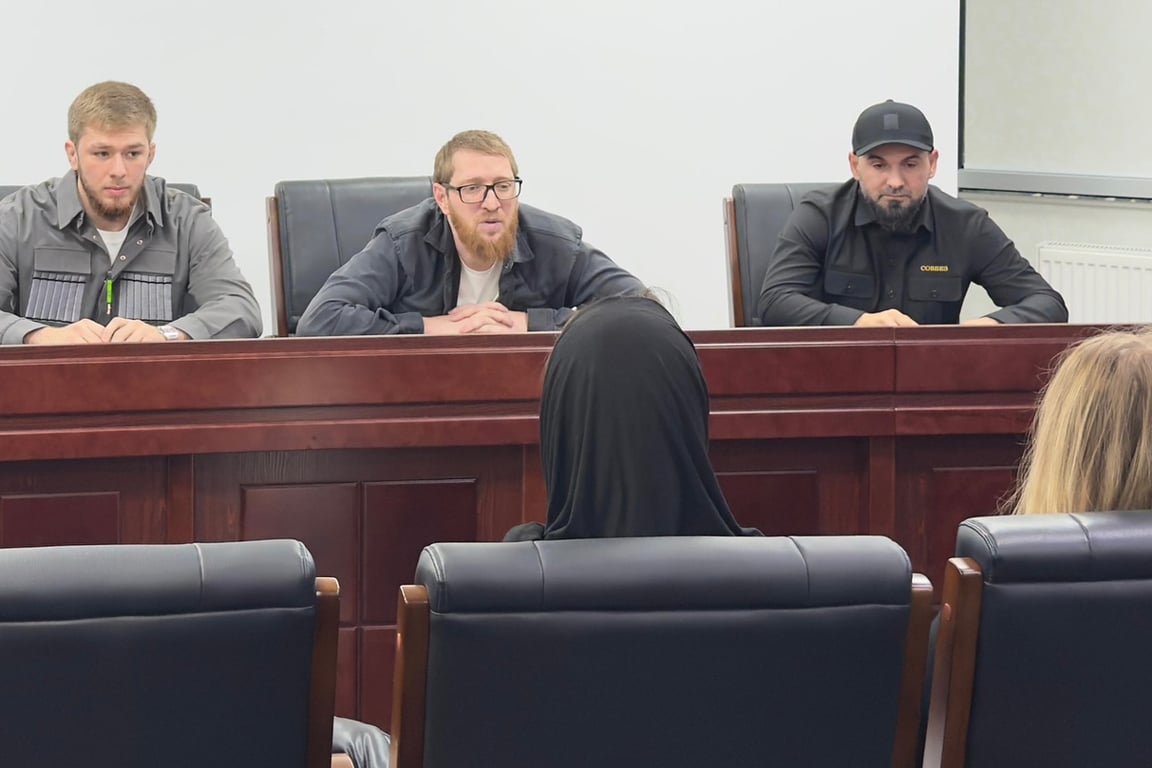 Амир Сугаипов на встрече с блогерами в Совете безопасности Чечни, сентябрь 2025 года. Фото:  «Чеченкая Республика Сегодня»