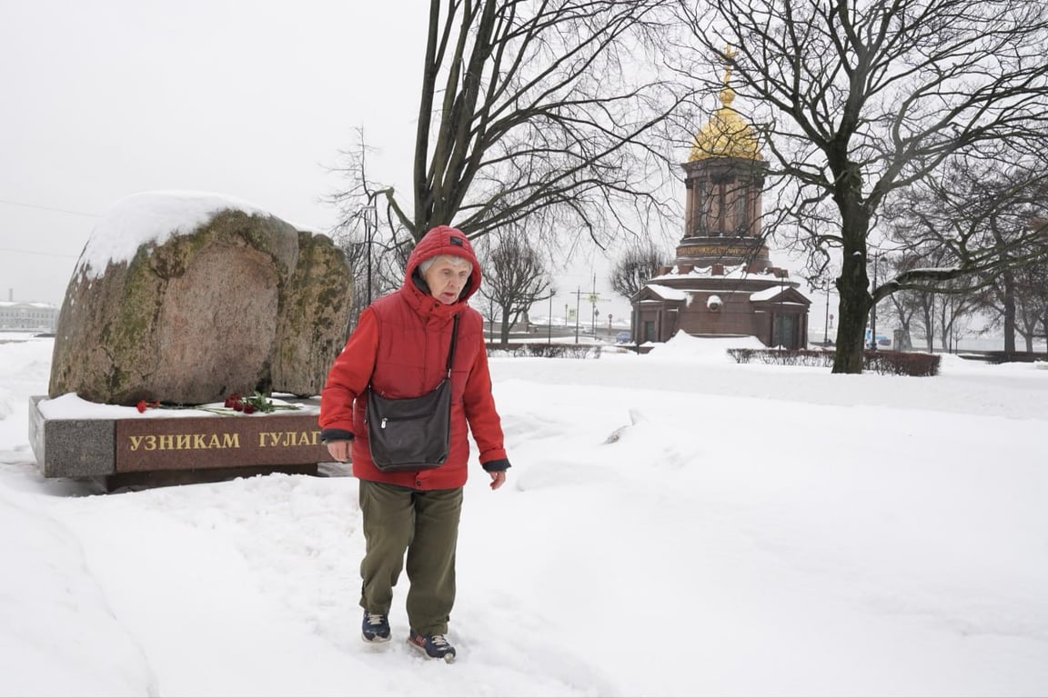 Lyudmila Vasilyeva after laying flowers at the Solovetsky Stone, a monument to the victims of political repression in the Soviet Union, on the 11th anniversary of Boris Nemtsov's murder. Photo: Bumaga