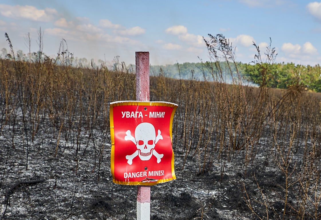 Предупреждающий о минах знак на границе Харьковской и Донецкой областей, Украина, 8 сентября 2025 года. Фото: Sergey Kozlov / EPA