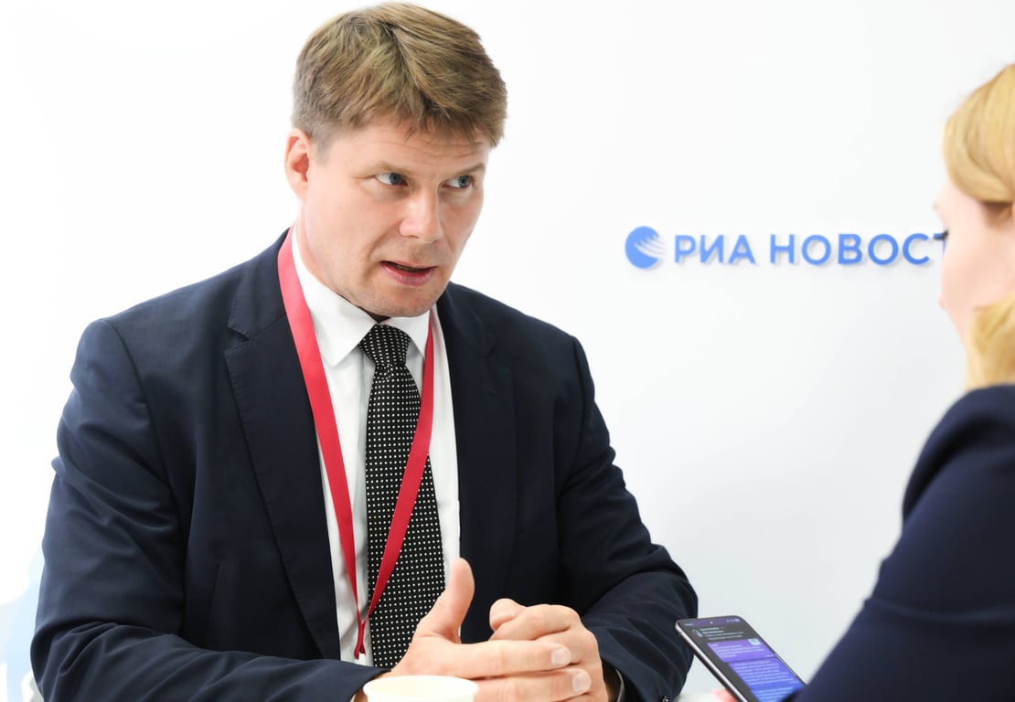 Депутат Бундестага от партии «Альтернатива для Германии» Штеффен Котре на стенде РИА Новости в рамках Петербургского международного экономического форума, Санкт-Петербург, 3 июня 2026 года. Фото: Григорий Сысоев / Спутник / Imago Images / Scanpix / LETA