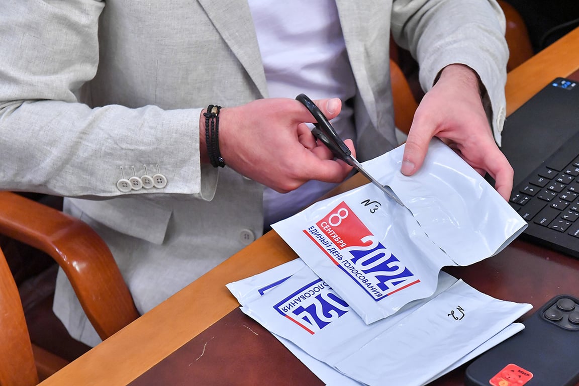 Процедура соединения ключей шифрования для дистанционного электронного голосования, 8 сентября 2024 года. Фото: Сергей Киселев / Агентство «Москва»