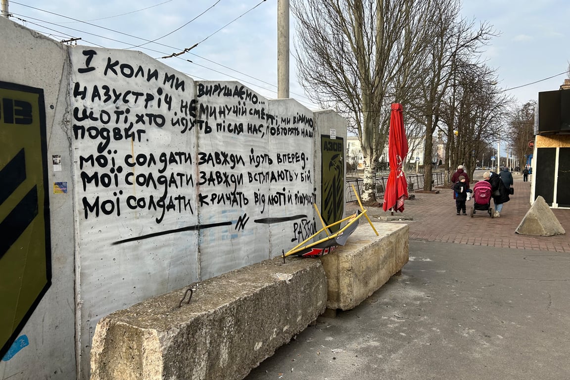 Бетонное укрытие, в которое можно спрятаться во время обстрела в Краматорске. Фото: Дмитрий Дурнев / «Новая Газета Европа»