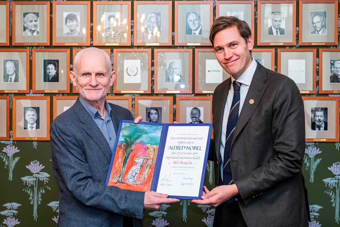 Алесь Беляцкий получает Нобелевский диплом из рук председателя Норвежского нобелевского комитета Йоргена Ватне Фриднеса в Осло, Норвегия, 8 января 2026 года. Фото: Jonathan Nackstrand / AFP / Scanpix / LETA