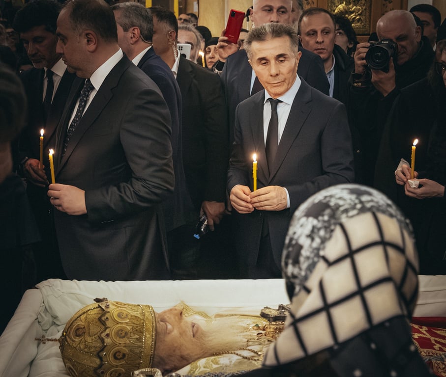 Основатель и лидер правящей партии «Грузинская мечта» Бидзина Иванишвили на прощании с Патриархом Грузии Илией II, 22 марта 2026. Фото: соцсети / Facebook / партия Грузинская мечта
