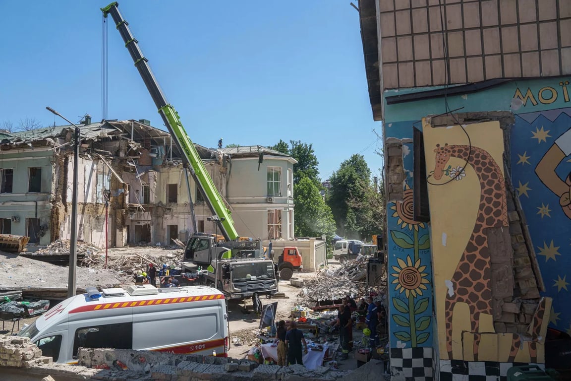 Rescue workers scour the rubble of the Okhmatdyt children’s hospital, struck by a Russian missile, Kyiv, Ukraine, 9 July 2024. Photo: Yevgeny Maloletka / AP Photo / Scanpix / LETA
