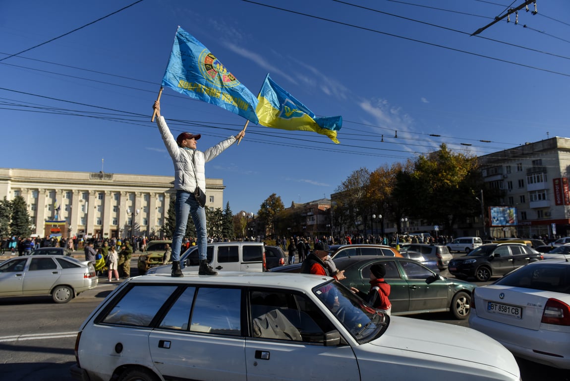 Residents celebrate in the street following the AFU’s recapture of the city of Kherson in southeastern Ukraine, 14 November 2022. Photo: EPA / Oleg Petrasyuk