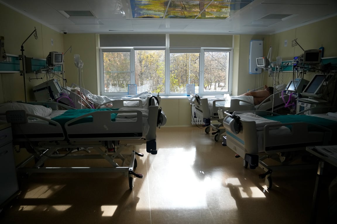 Палата реанимации городской клинической больницы в Москве, 19 октября 2021 года. Фото: Александр Земляниченко / AP Photo / Scanpix / LETA