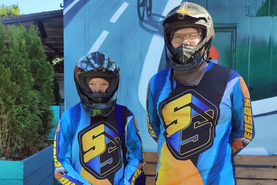 Денис и Сергей из семьи Татьяны Киселевой. Фото:  БФ «Измени одну жизнь»