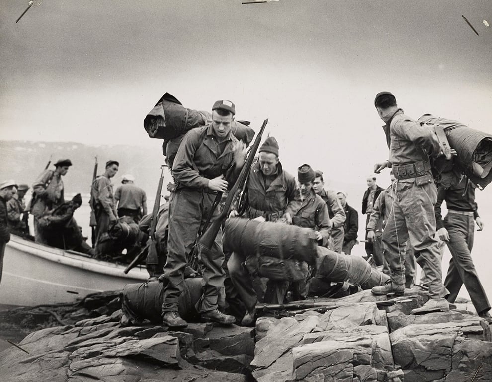 Сотрудники береговой охраны США высаживаются на ледяное восточное побережье Гренландии, 1941 год. Фото:  casematepublishers.co  / National Archives