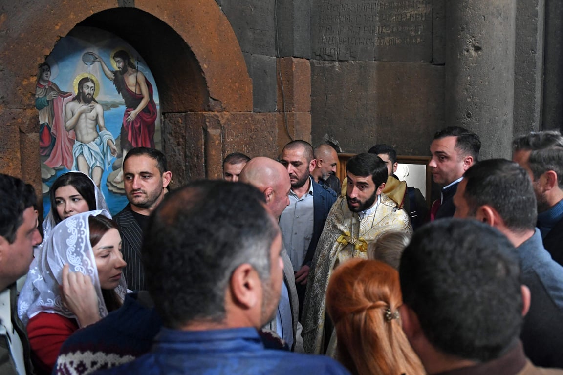 Священник Арам Асатрян с прихожанами после службы в монастыре Ованаванк, Оганаван, Армения, 26 октября 2025 года. Фото: Karen Minasyan / AFP / Scanpix / LETA