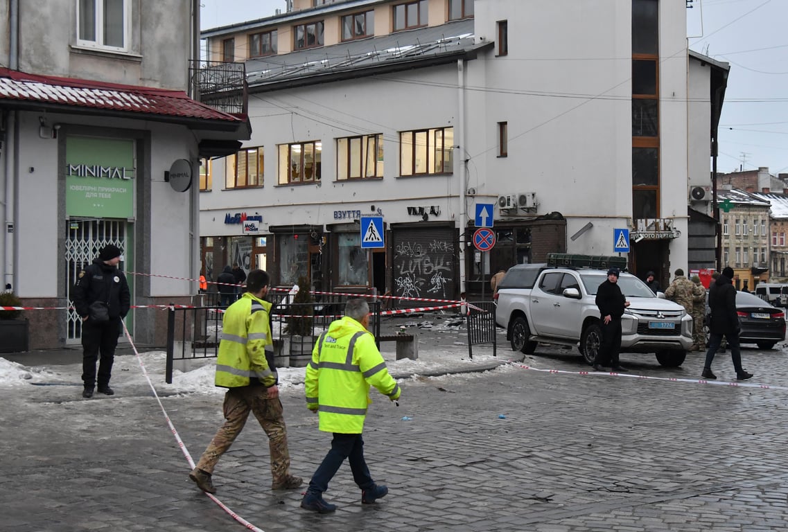 Police officers and forensic experts at the site of a double explosion in downtown Lviv, western Ukraine, 22 February 2026. Photo: EPA / Mykola Tys
