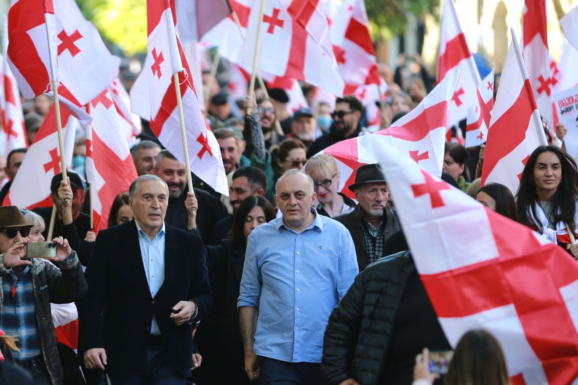 Паата Бурчуладзе (в центре слева) и бывший главный прокурор Грузии Муртаз Зоделава (в центре) идут на оппозиционном митинге, Тбилиси, Грузия, 4 октября 2025 года. Фото: Zurab Tsertsvadze / AP Photo / Scanpix / LETA