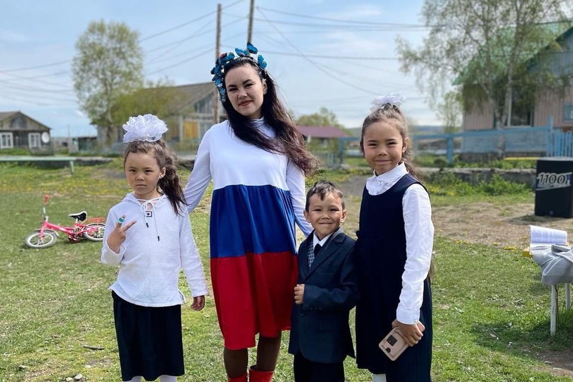 Светлана Захарова со своими детьми в Седанке. Фото из личного архива