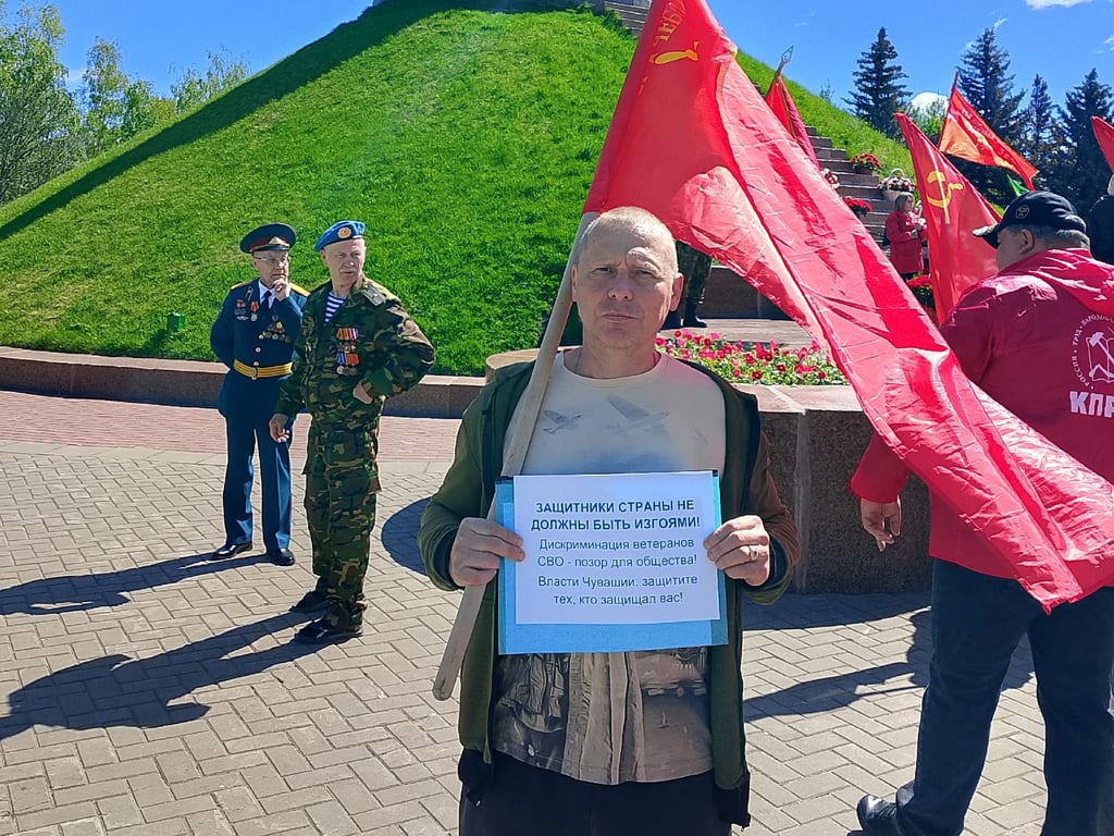 Дмитрий Бодягин с пикетом у Монумента Воинской Славы в Чебоксарах, 9 мая 2026 года. Фото из личного архива Бодягина / «Ветер»