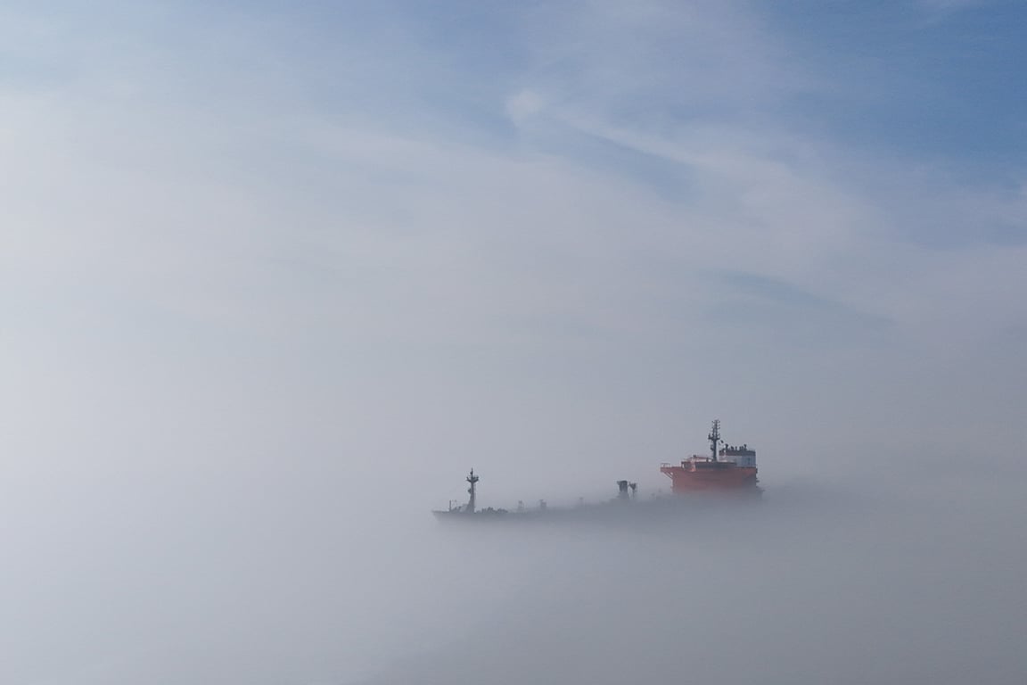 Нефтяной танкер в тумане у берегов Хансверта, Нидерланды, 4 марта 2026 года. Фото: Olivier Hoslet / EPA