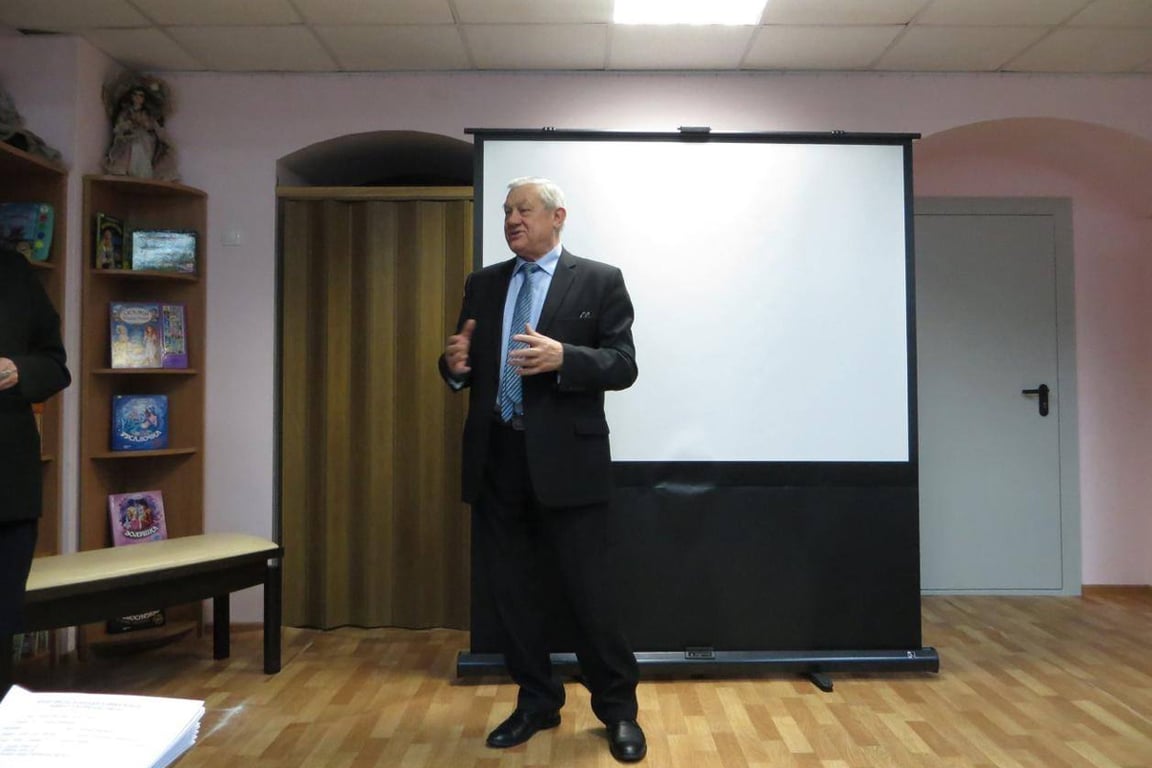 Ветеран ФСБ Геннадий Гурылев в городе Заполярный Мурманской области в октябре 2017 года на презентации своей книги «О чем молчат фьорды». Фото: Руне Раутио