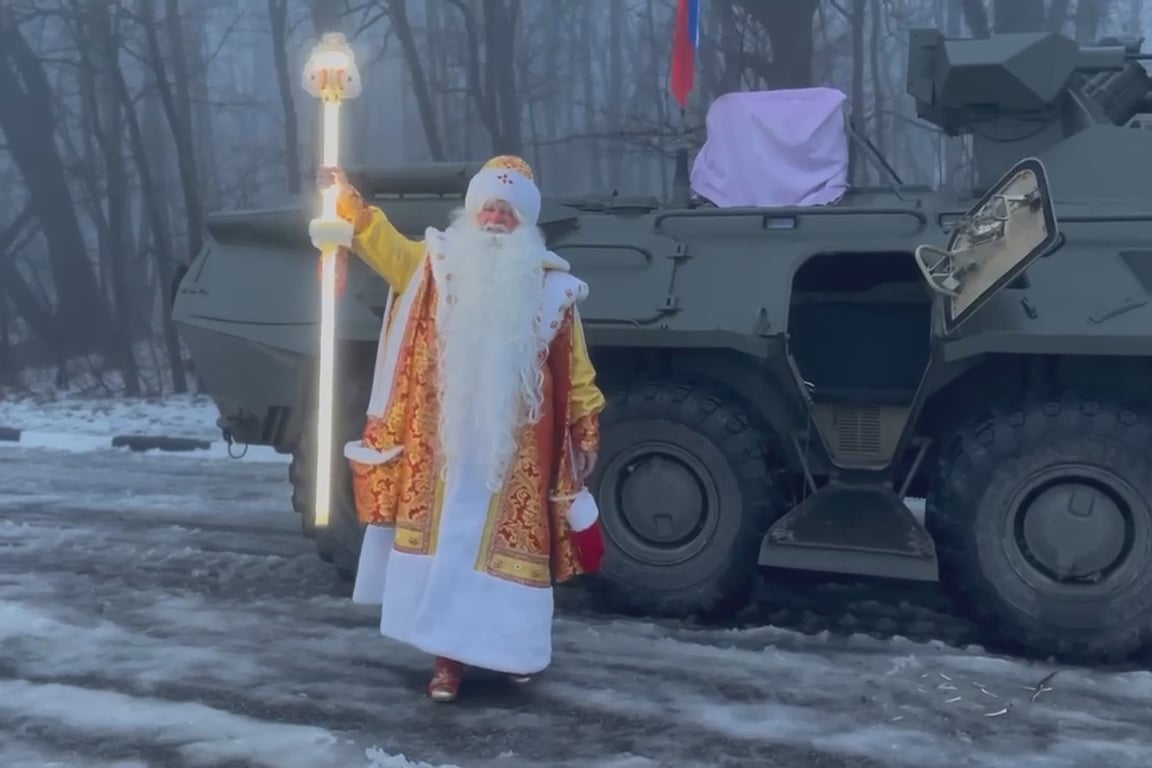 Дед Мороз на фоне бронетранспортёра, 17 декабря 2022 года. Фото:  телеграм-канал мэрии Белгорода