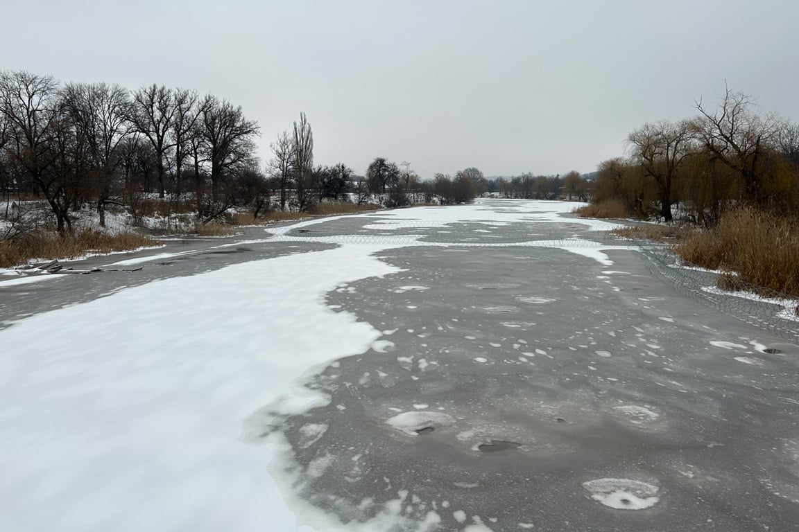 Замерзшая река Торец с колючей проволокой. Фото: Дмитрий Дурнев / «Новая Газета Европа»