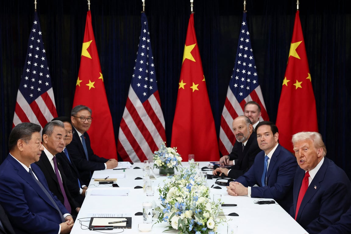 Дональд Трамп в сопровождении госсекретаря США Марко Рубио и министра торговли США Говарда Лутника принимает участие в двусторонней встрече с Си Цзиньпином в сопровождении министра иностранных дел Китая Ван И в Пусане, Южная Корея, 30 октября 2025 года. Фото: Evelyn Hockstein / Reuters / Scanpix / LETA