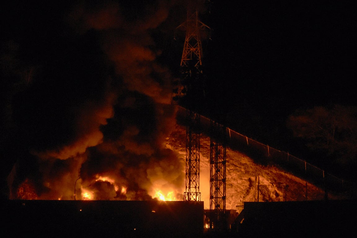 Пожар на Фуэрте Тиуна, крупнейшем военном комплексе Венесуэлы, после серии взрывов в Каракасе 3 января 2026 года. Фото: Luis Jaimes / AFP / Scanpix / LETA