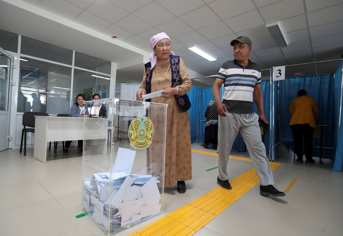 Жительница поселка Коянды Акмолинской области принимает на республиканском референдуме по поправкам в Конституцию, Казахстан, 5 июня 2022 года. Фото: Павел Михеев / Reuters / Scanpix / LETA