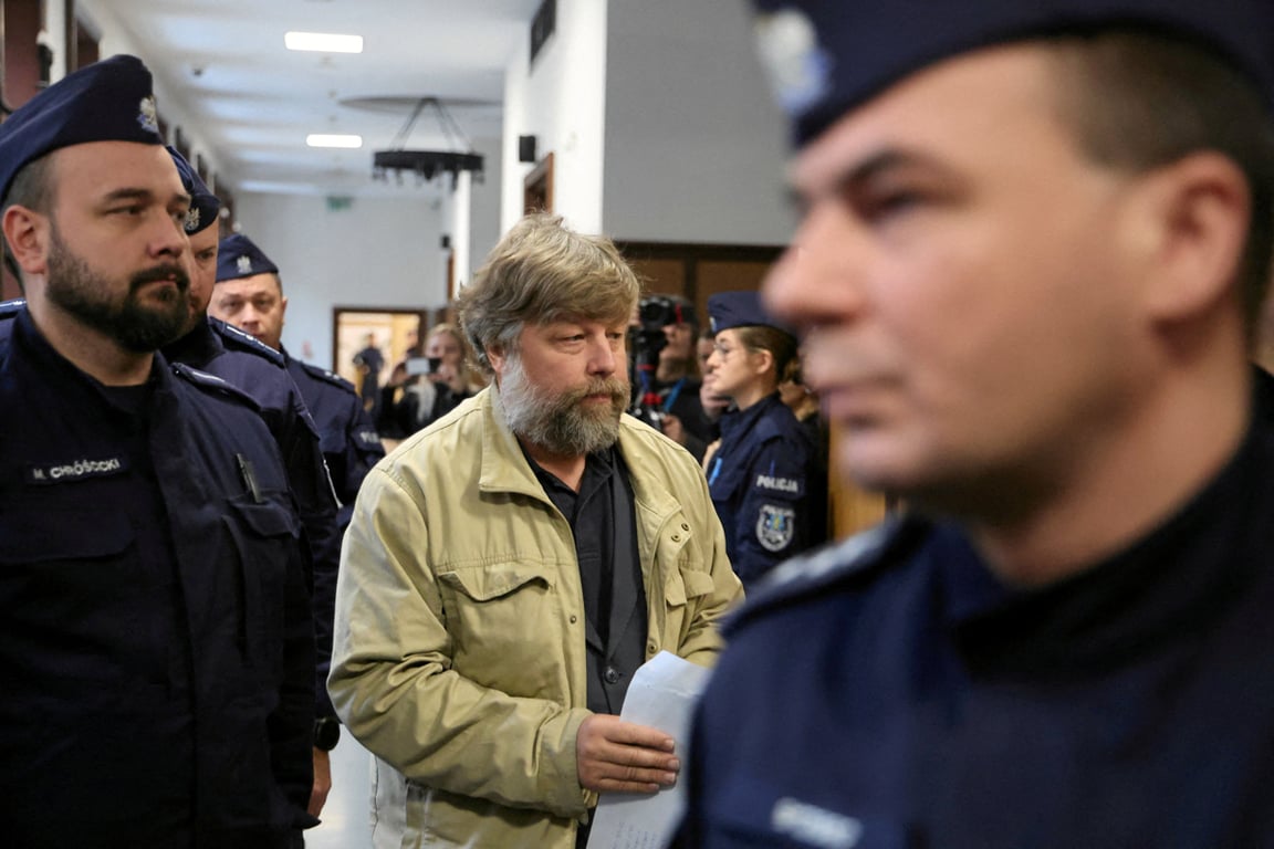 Александр Бутягин в сопровождении конвоя в здании суда в Варшаве, Польша, 15 января 2026 года. Фото: Robert Kowalewski / Agencja Wybor / Reuters / Scanpix / LETA