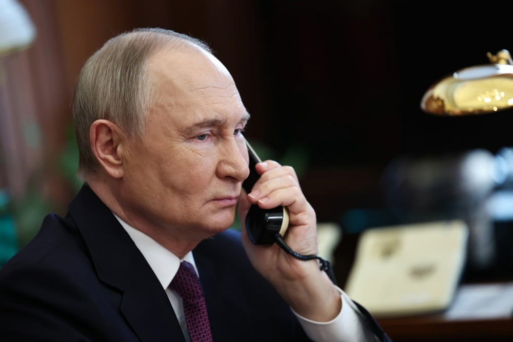 Vladimir Putin speaks on the phone at the Kremlin on 22 May 2025. Photo: EPA/ALEXANDER KAZAKOV / SPUTNIK / KREMLIN POOL