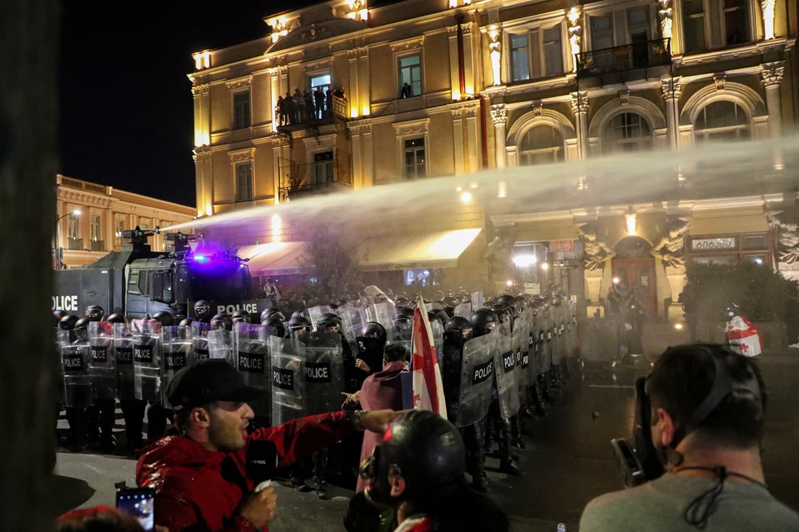 Полицейские разгоняют водометом участников оппозиционного митинга, Тбилиси, Грузия, 4 октября 2025 года. Фото: David Mdzinarishvili / EPA