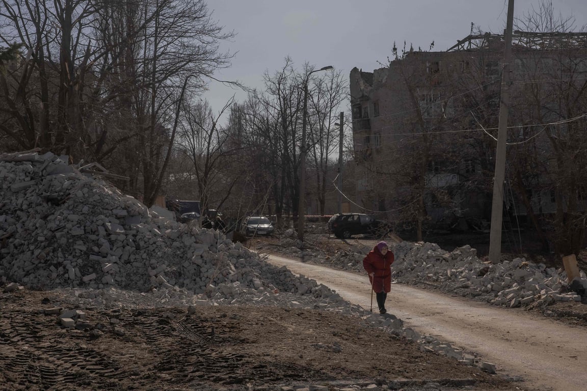 Пожилая женщина проходит мимо зданий, поврежденных в результате российских авиаударов в Краматорске, Донецкая область, Украина, 13 марта 2026 года. Фото: Roman Pilipey / AFP / Scanpix / LETA