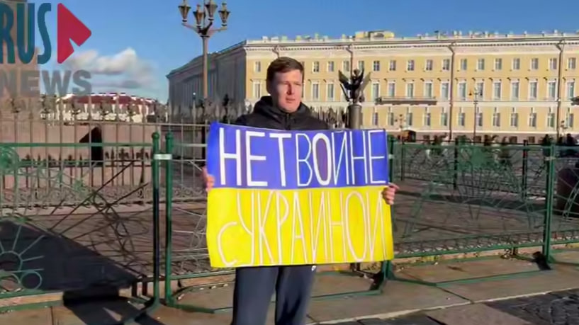 Yegor Shramko’s one-man picket on Palace Square in St. Petersburg on 17 October 2025. Screenshot: RusNews