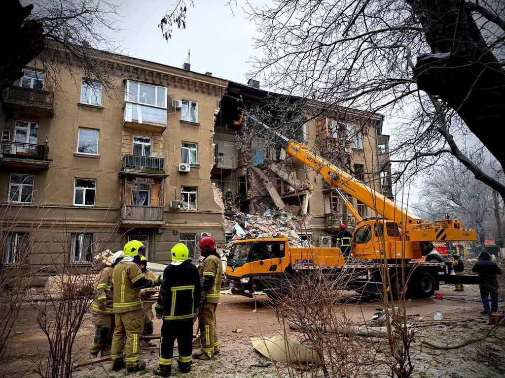 Emergency workers continue the search for bodies trapped under the rubble of a residential building in Odesa, southern Ukraine, 27 January 2026. Photo: State Emergency Service of Ukraine