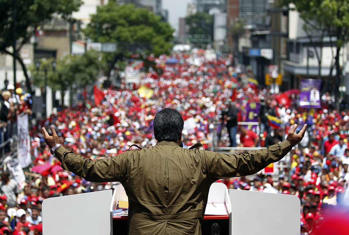 Исполняющий обязанности президента Венесуэлы и кандидат в президенты Николас Мадуро выступает перед сторонниками во время предвыборного мероприятия в Каракасе, Венесуэла, 9 апреля 2013 года. Фото: David Fernandez