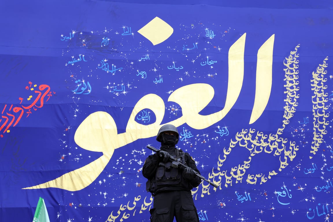 An Iranian soldier keeps watch during a mass funeral for the victims of US and Israeli airstrikes on Tehran, Iran, 11 March 2026. Photo: EPA / Abedin Taherkenareh