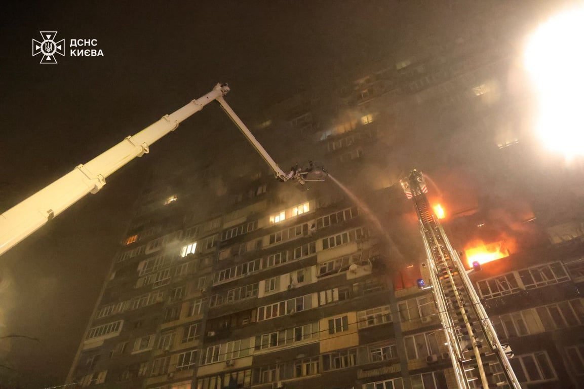 Пожар в жилом доме в Киеве после попадания обломков дрона. Фото: ГСЧС Украины / Telegram
