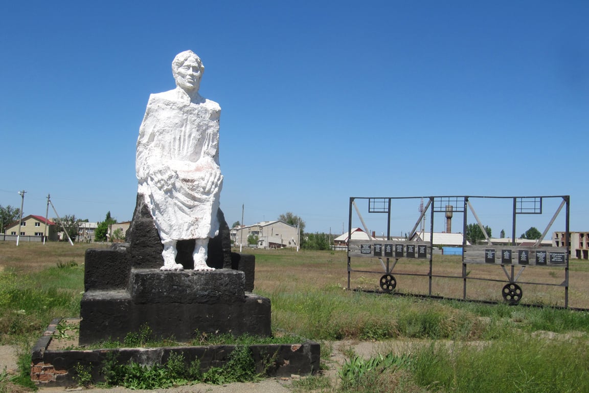 Мемориал жертвам депортации, село Троицкое, Калмыкия, 2015 год. Фото: Rartat /  Wikimedia  (CC BY-SA 3.0)