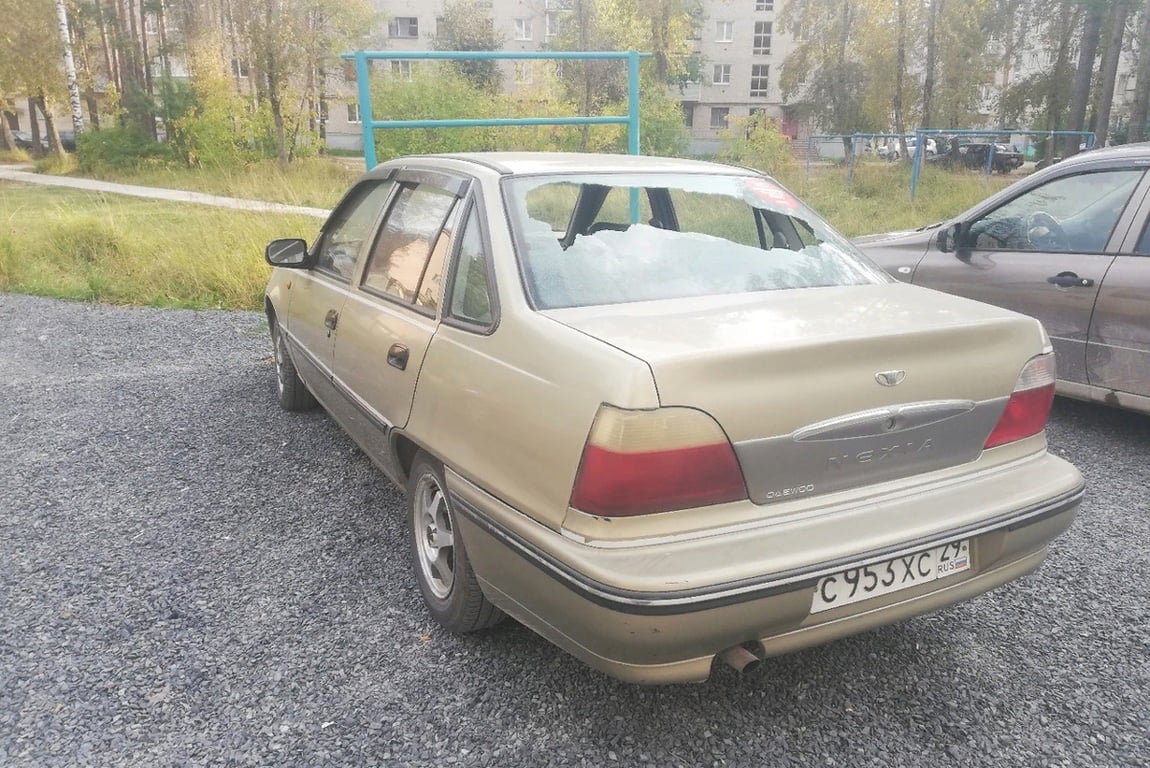 Обстрелянная машина Степановой в Савинском, 2019 год. Фото: «ОбъединивШИЕСя» /  VK