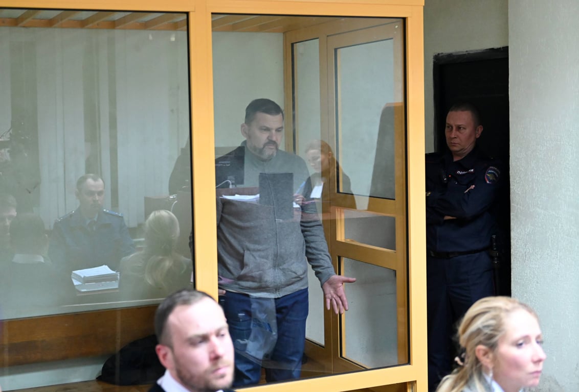 Главный врач городской больницы № 1 Виталий Херасков, задержанный по делу о гибели девяти новорождённых, во время заседания Центрального районного суда, Новокузнецк, 15 января 2026 года. Фото: Спутник / Imago Images / Scanpix / LETA