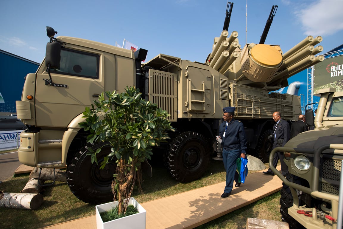 Делегация из Венесуэлы осматривает мобильный зенитный ракетно-пушечный комплекс «Панцирь-С1» на авиасалоне МАКС-2015 в Жуковском, Московская область, 26 августа 2015 года. Фото: Павел Головкин / AP Photo / Scanpix / LETA
