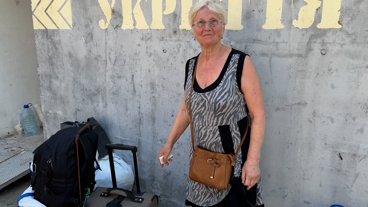 Татьяна у мобильного укрытия ждет эвакуационный автобус. Фото: Дарья Литовченко / «Новости Донбасса»