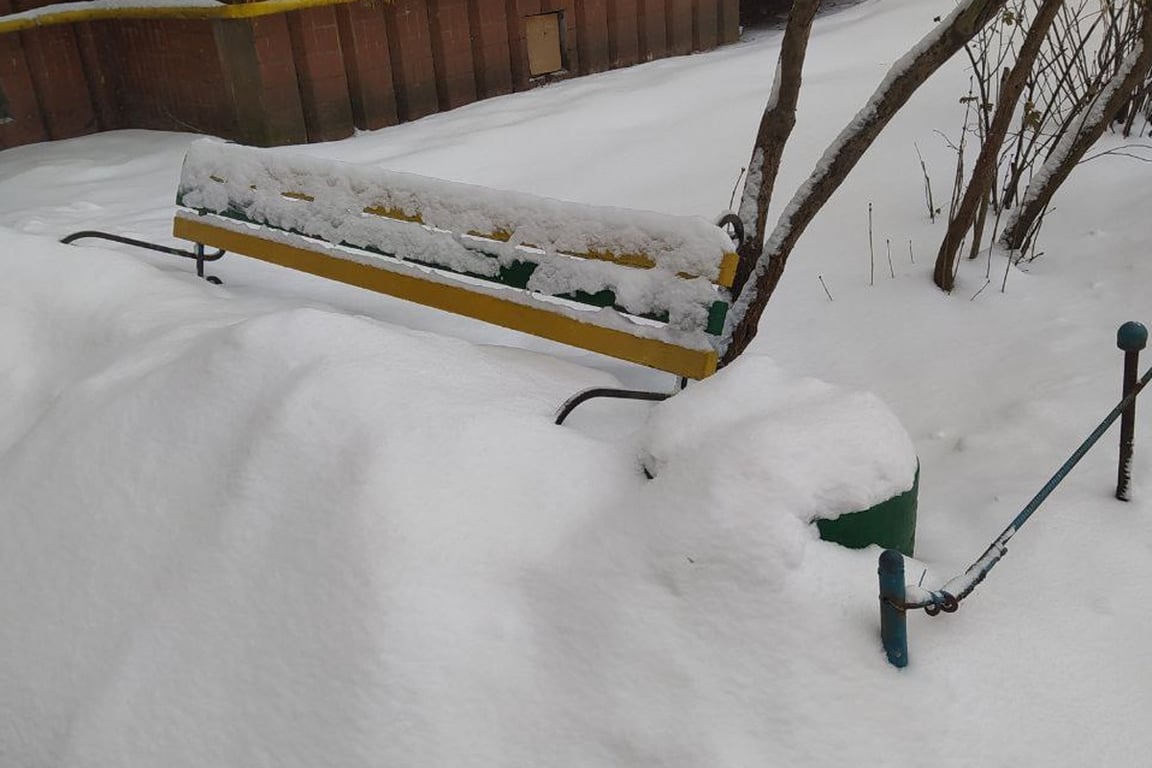 Лавочку вместе с урной в киевском дворе замело. Фото: «Новости Донбасса»