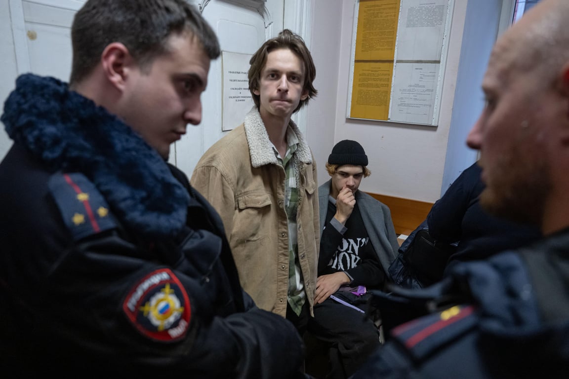 Участники уличной группы Stoptime Владислав Леонтьев и Александр Орлов перед началом судебного заседания, Санкт-Петербург, 16 октября 2025 года. Фото: Alamy / Vida Press