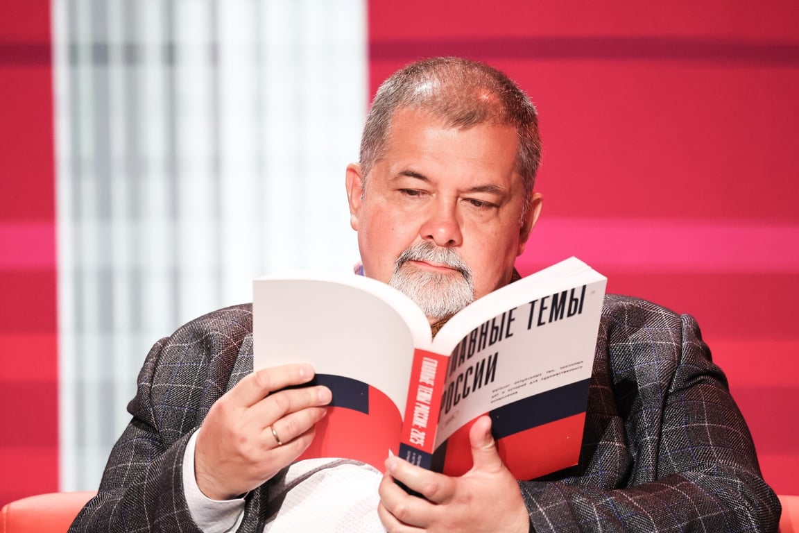 Сергей Лукьяненко на научно-практической конференции «Большой стиль», Москва, 16 октября 2025 года. Фото: Сергей Савостьянов / ТАСС / Profimedia