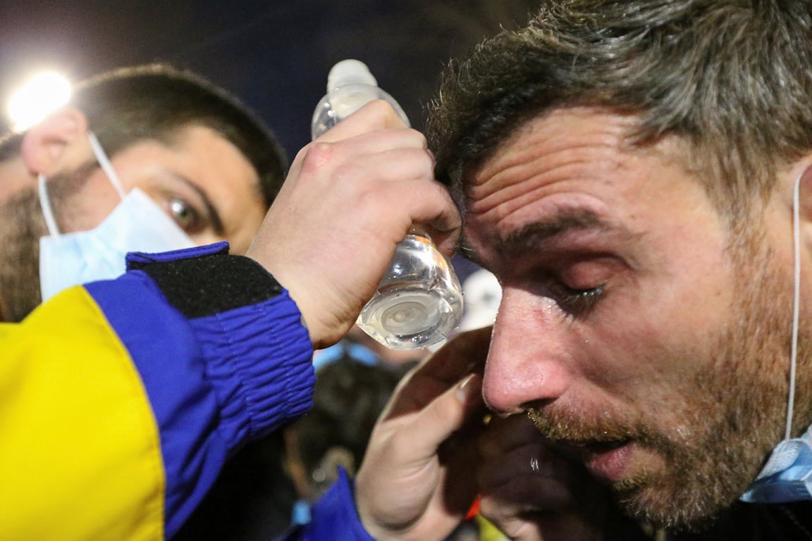 Пострадавший от слезоточивого газа получает медицинскую помощь на акции протеста в Тбилиси, Грузия, 7 марта 2023 года. Фото: Irakli Gedenidze / Reuters / Scanpix / LETA