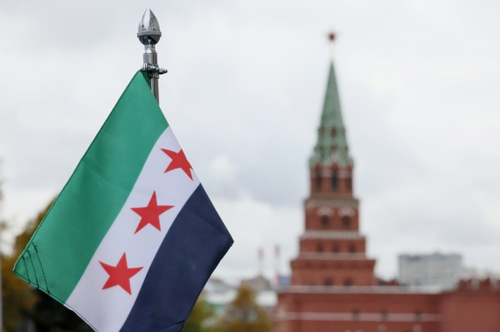A Syrian flag attached to a car in the motorcade transporting Syrian President Ahmed al-Sharaa before his meeting with Vladimir Putin in Moscow, Russia, 15 October 2025. EPA/SERGEI SAVOSTYANOV / SPUTNIK / KREMLIN POOL