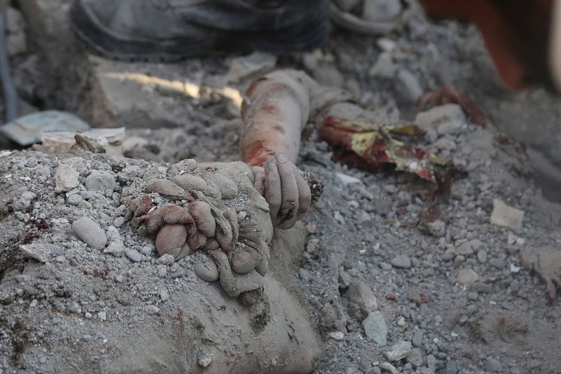 Рука погибшего под завалами на месте разрушенной школы в Минабе, Иран, 28 февраля 2026 года. Фото: Abbas Zakeri / Mehr News / WANA / Reuters / Scanpix / LETA