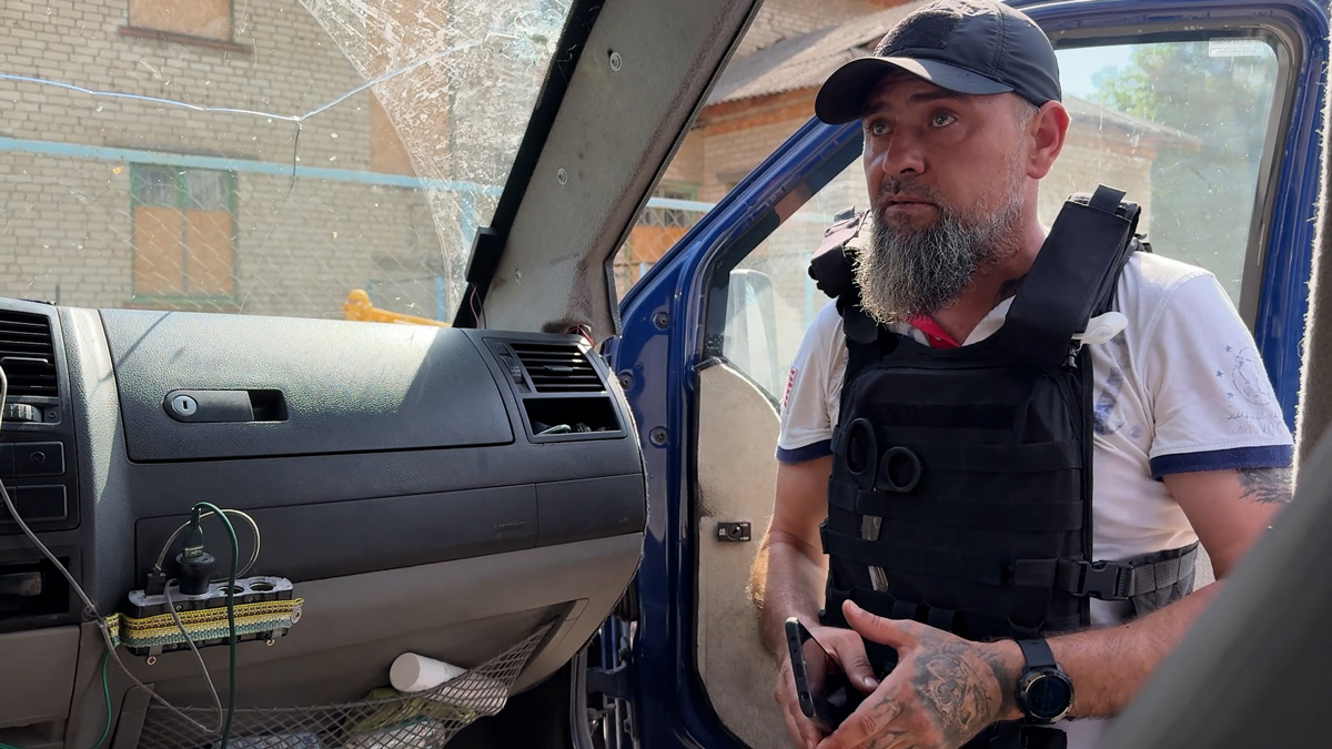 Волонтер общественной организации «Сильні, бо вільні». Фото: Дарья Литовченко / «Новости Донбасса»