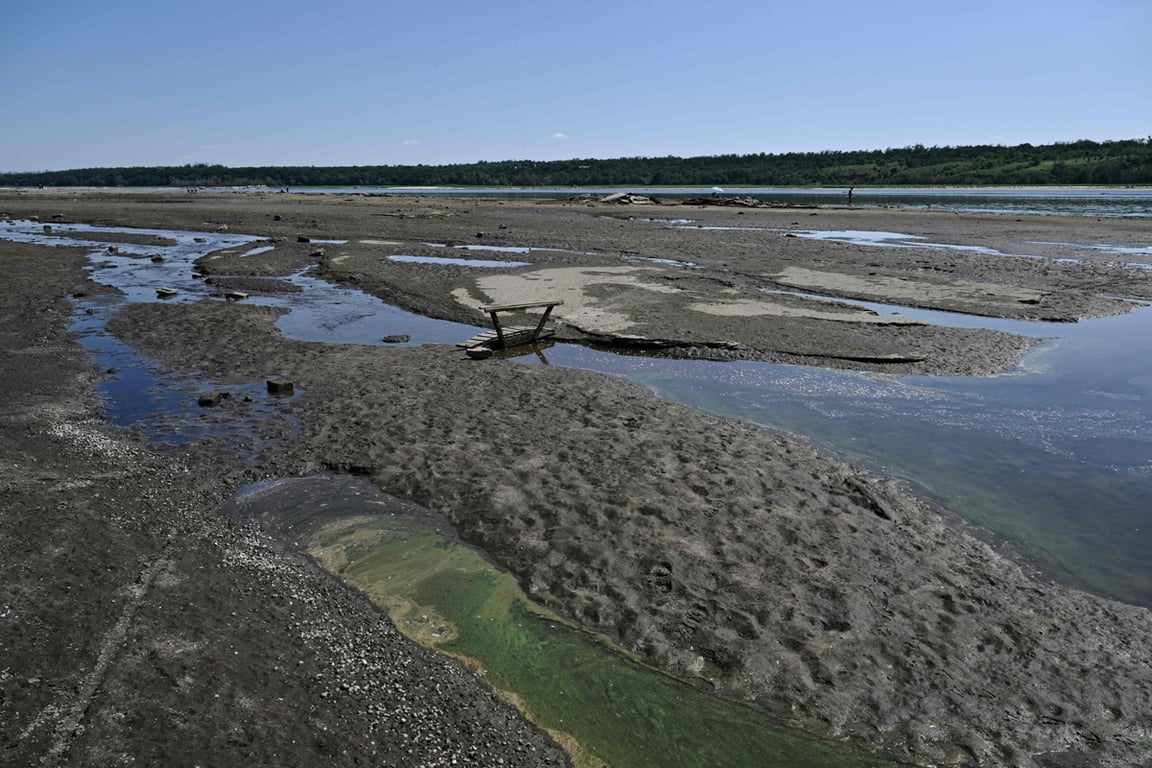 Обмелевший берег, вызванный разрушением плотины Каховской ГЭС, Запорожье, Украина, 1 июня 2024 года. Фото: Genya Savilov / AFP / Scanpix / LETA