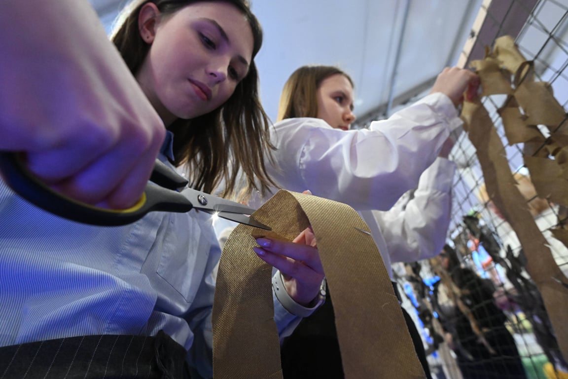 Мастер-класс по плетению маскировочных сетей на выставке-форуме «Россия», 17 января 2024 года. Фото: Кирилл Каллиников / РИА Новости / Imago Images / Scanpix / LETA