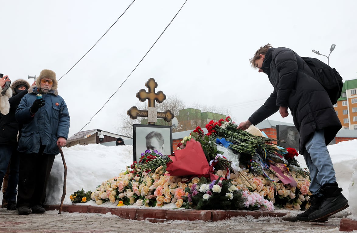 Люди возлагают цветы на могилу Алексея Навального на Борисовском кладбище в Москве, 16 февраля 2026 года. Фото: Максим Шипенков / EPA